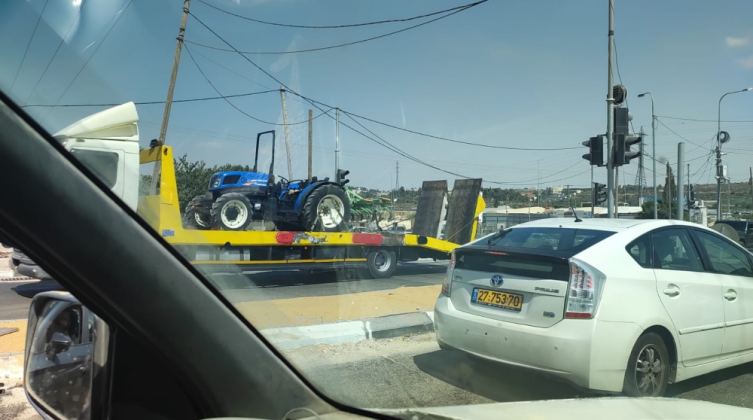 مستوطنون يحتجزون جرارًا زراعيًا في الأغوار الشمالية