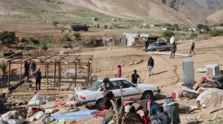 مستوطنون يُهجّرون 15 عائلة من تجمع شلال العوجا شمال أريحا