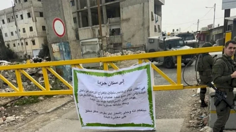 الاحتلال يواصل حصار وإغلاق حزما شمال شرق القدس لليوم الثاني