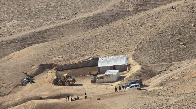 الاحتلال يهدم عدة بركسات جنوب الخليل