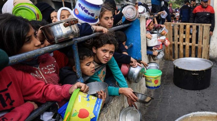 الأورومتوسطي يحذر من قرار إسرائيلي يخنق الإغاثة في غزة