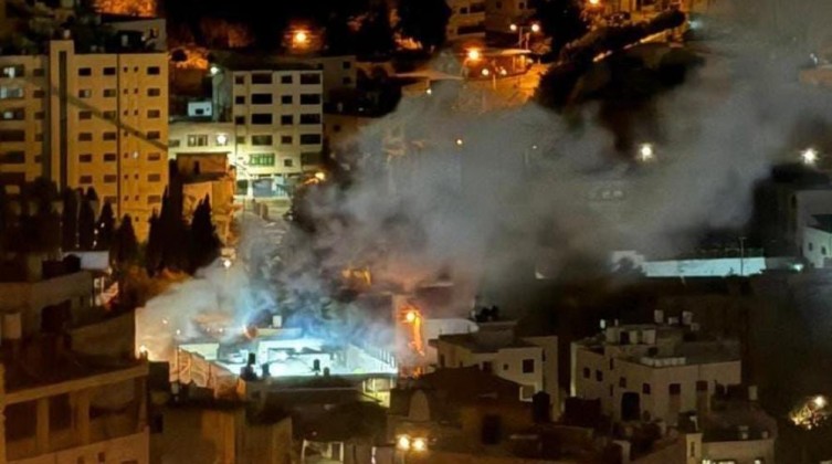 الاحتلال يفجر شقة بمدينة نابلس ويعتقل عدداً من المواطنين