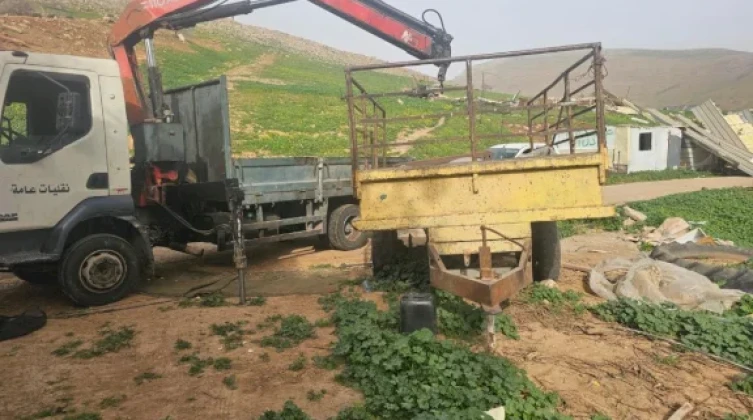 مستوطنون يجبرون 15 عائلة على تفكيك مساكنها والرحيل عنها في الأغوار