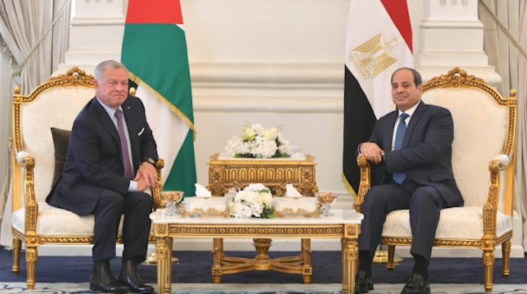 السيسي والملك عبدالله يؤكدان ضرورة التنفيذ الكامل لاتفاق غزة