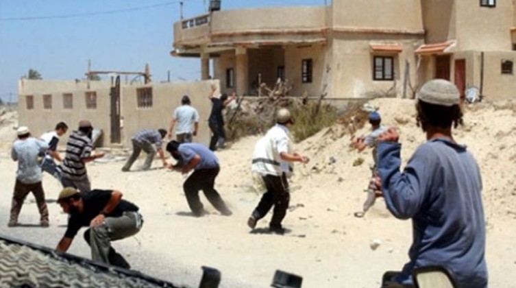 مستوطنون يقتحمون منزلًا في عين سينيا شمال رام الله