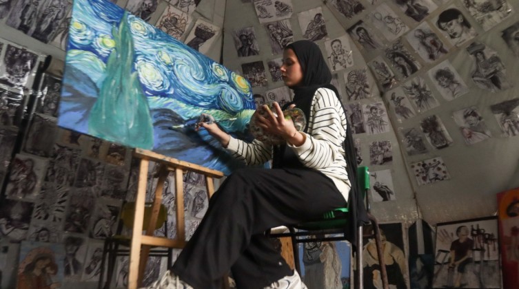 خاص بالصور: من الحبر إلى الألوان: قصة فنانة فلسطينية توثق صمود غزة