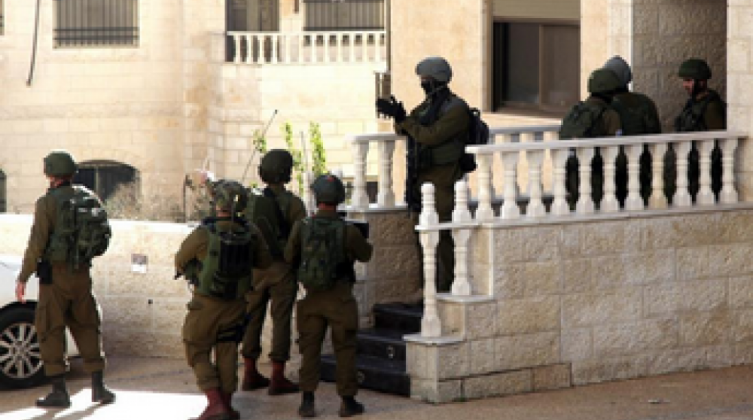 القدس: الاحتلال يُحوّل منزلين ثكنة عسكرية في بلدة حزما