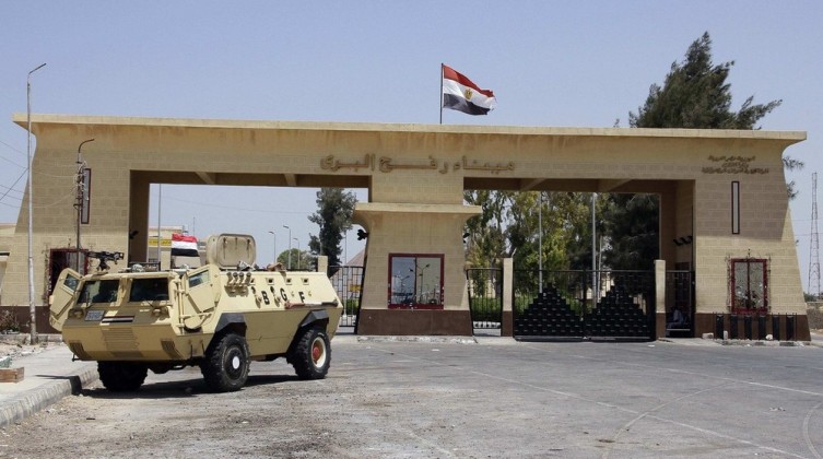 مركز حقوقي يدين قيود الاحتلال المشددة على السفر عبر معبر رفح