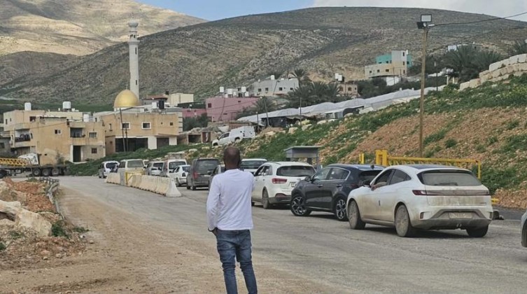 أريحا: الاحتلال ينصب بوابة حديدية في عين شبلي
