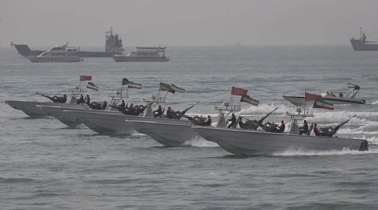 الحرس الثوري الإيراني يجري مناورات في مضيق هرمز