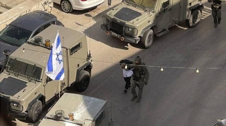 الاحتلال يعتقل شقيقين في مسافر يطا جنوب الخليل