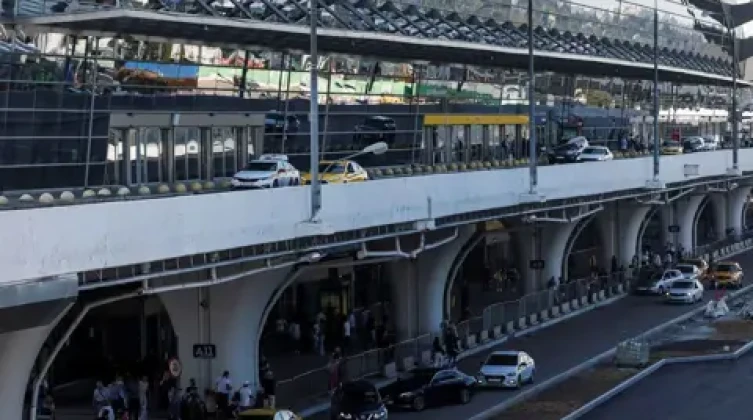محكمة روسية تقضي بسجن أمريكي حاول تهريب قطع كلاشينكوف