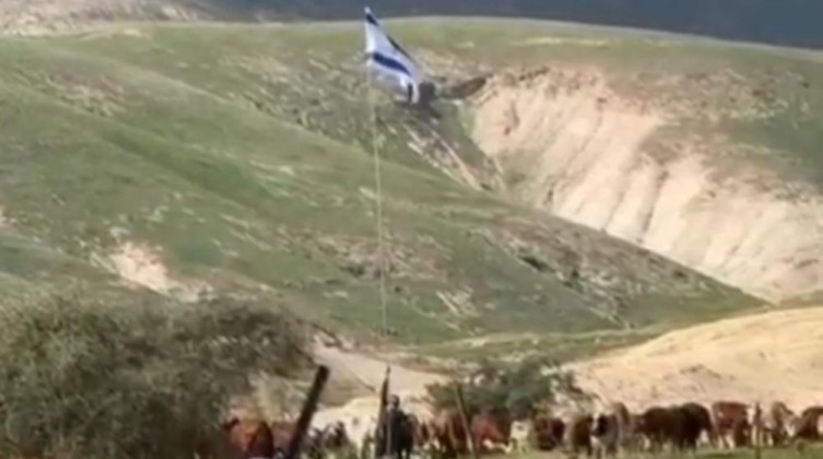 مستوطنون يبنون عريشًا ويرفعون علم الاحتلال في ساحة منزل بالأغوار