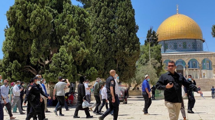 122 مستوطنًا يقتحمون باحات الأقصى