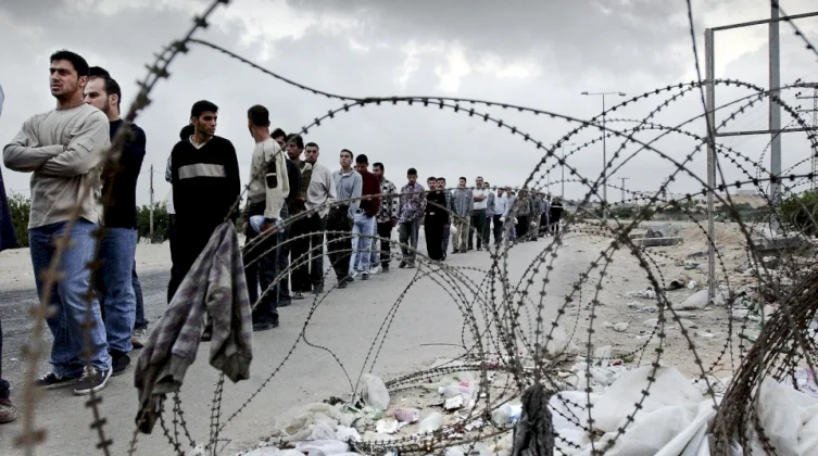 الاحتلال يعتقل أكثر من 40 عاملاً فلسطينياً على حاجز الزعيم شرق القدس