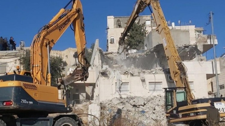 إجبار مقدسي على هدم منزله ذاتيًا في بيت حنينا شمال القدس