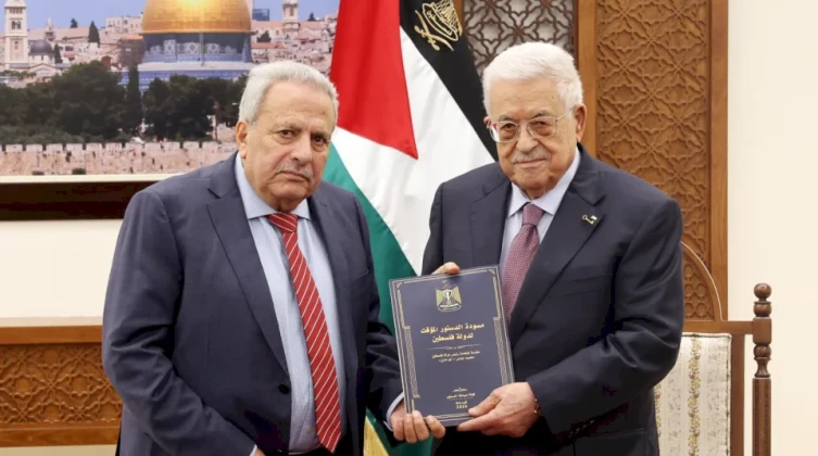 الرئيس يتسلم مسودة الدستور المؤقت لدولة فلسطين