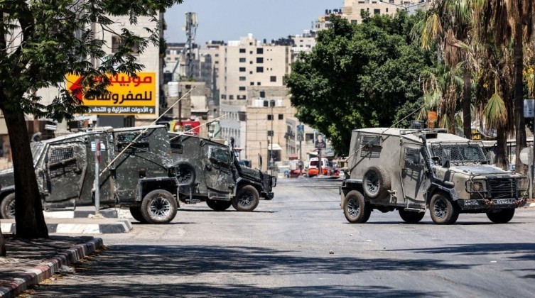 الاحتلال يشن حملة اقتحامات واعتقالات واسعة في مناطق متفرقة بالضفة