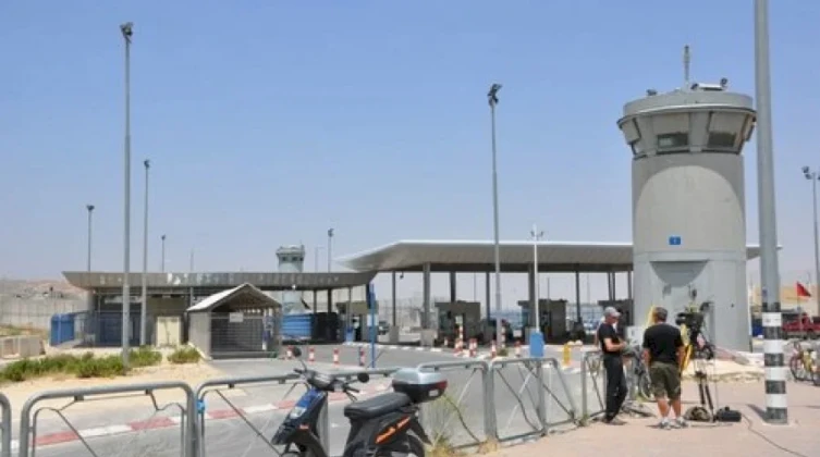 إصابة شابين برصاص الاحتلال عند حاجز قلنديا شمال القدس