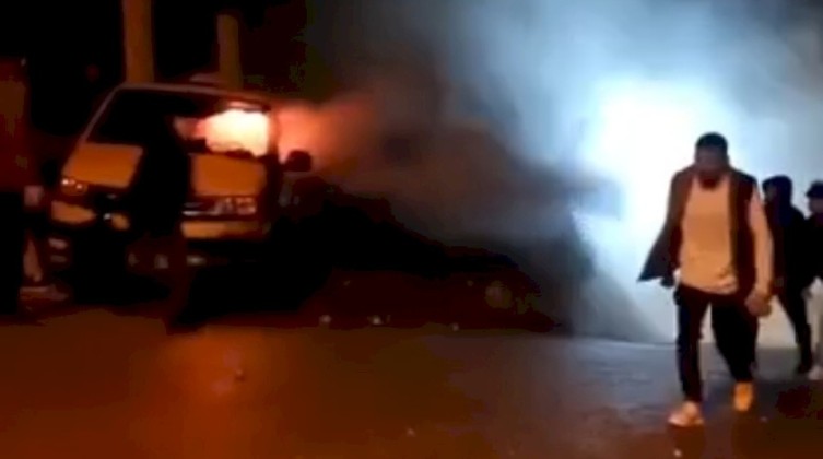 إصابة ثلاثة مواطنين وحرق سيارات في هجوم للمستوطنين جنوب نابلس