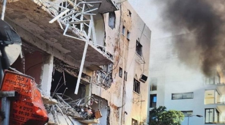 إصابات ودمار في تل أبيب جراء هجوم صاروخي إيراني