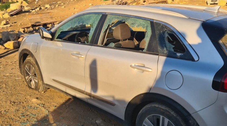 مستوطنون يهاجمون منزلًا ومركبة في حمامات المالح بالأغوار الشمالية
