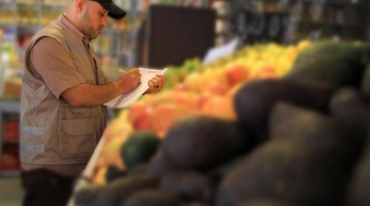 مباحث التموين توقف 7 تجار مخالفين وتغلق 6 محال وبسطات بخان يونس