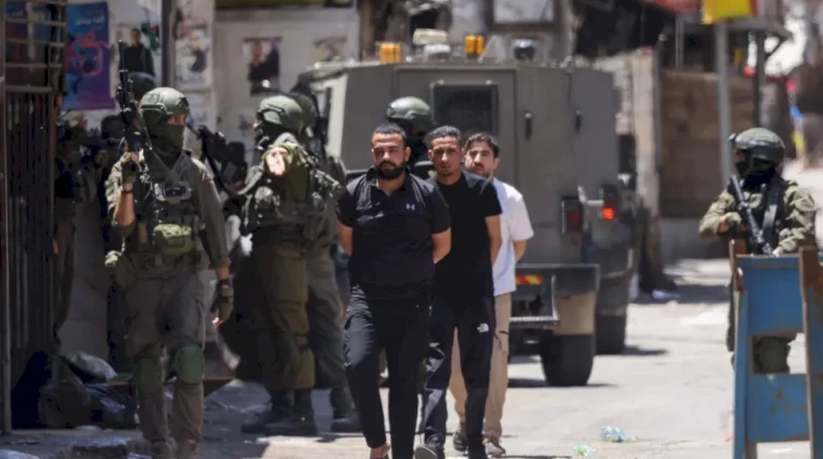 قوات الاحتلال تعتقل عددًا من المواطنين بالضفة والقدس