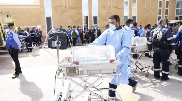 وصول 11 طفلًا خدجًا إلى غزة بعد إنهاء علاجهم في مصر