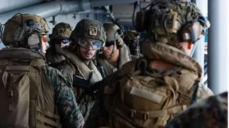 واشنطن تدفع بقوة بحرية ضاربة وتؤكد استعدادها لمواجهة إيران