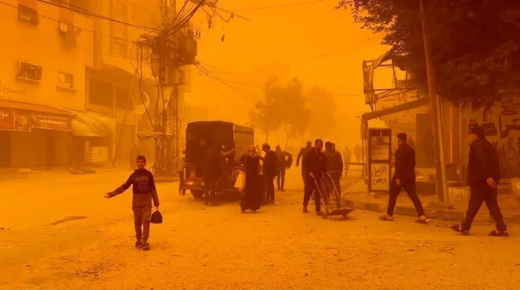 غبار ورياح شديدة تضرب غزة وتزيد معاناة النازحين