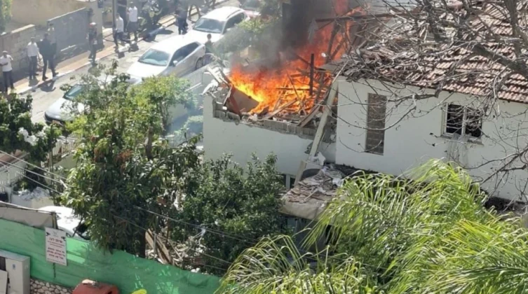 موجات صاروخية إيرانية متتالية تستهدف إسرائيل: مصابون وحرائق وأضرار