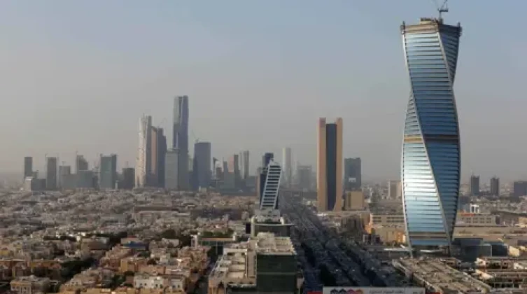 السعودية تعترض صاروخين استهدفا قاعدة الأمير سلطان