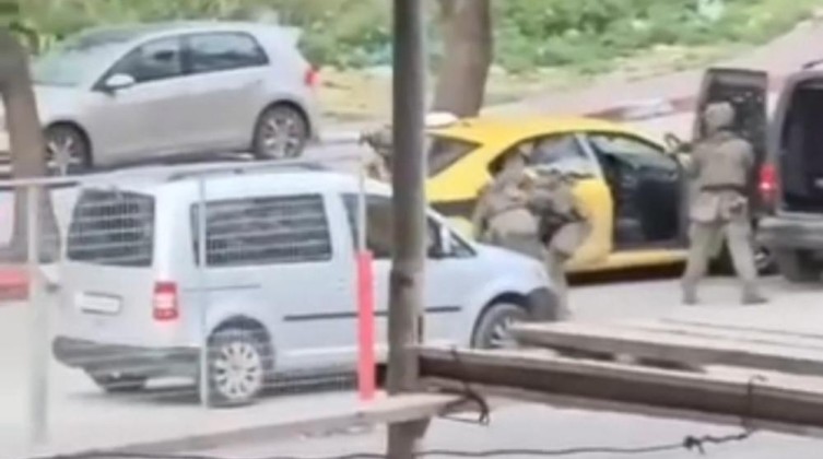 قوات إسرائيلية تعتقل شابًا بعد استهداف مركبته بالرصاص في نابلس