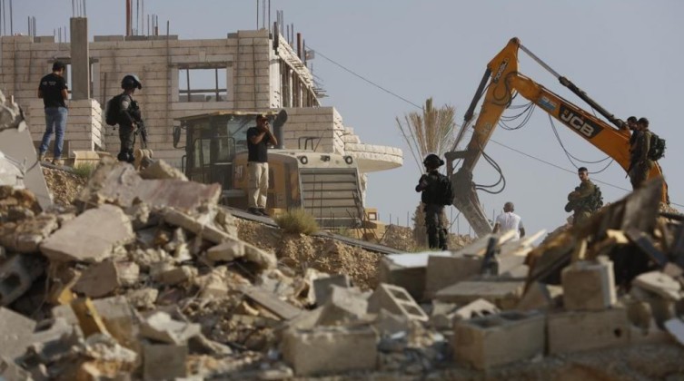الاحتلال يهدم منزلًا وبئر مياه في يطا