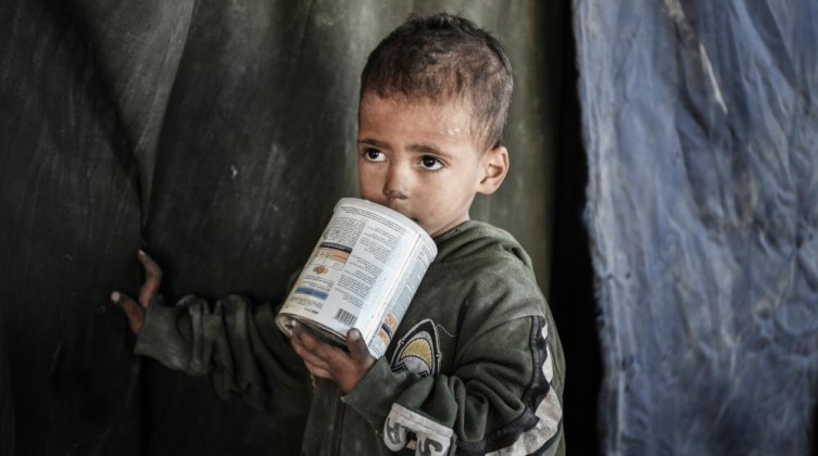 "الاقتصاد" بغزة تحدد سعر حليب الأطفال و"البمبرز"