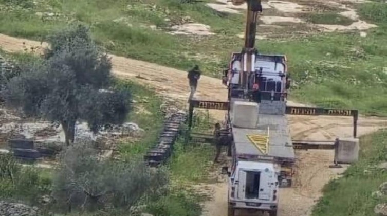 مستوطنون ينصبون بوابة حديدية غرب أريحا