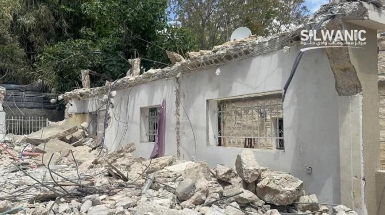 الاحتلال يُجبر مقدسيًا على هدم شقتين في سلوان