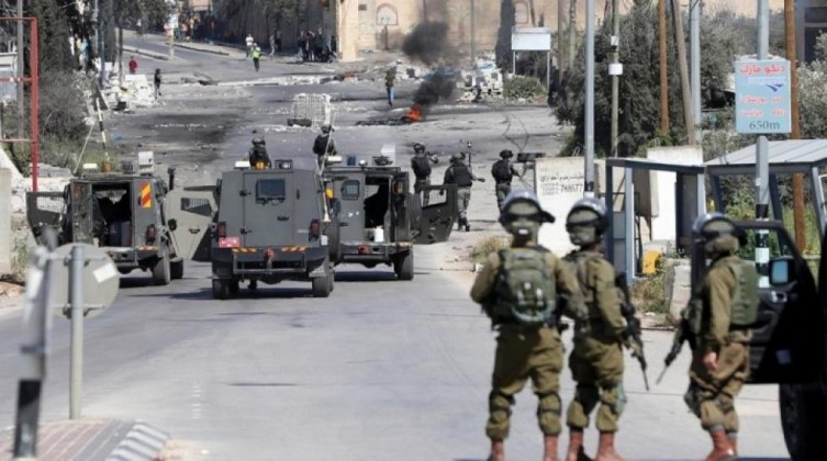 الاحتلال يعتقل مواطنين ويحتجز آخرين ويغلق مقر لجنة زكاة إذنا غرب الخليل