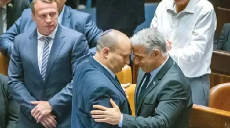 تحالف انتخابي بين لابيد وبينيت للإطاحة بحكومة نتنياهو