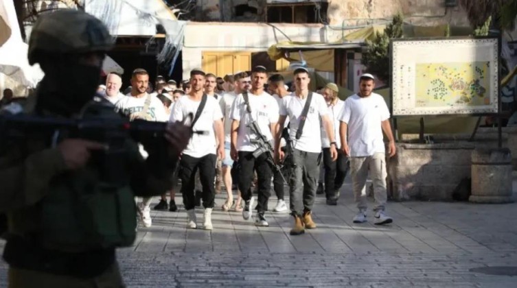 إصابتان باعتداءات المستوطنين ومجموعات تهاجم مركبات ومنازل المواطنين بالضفة