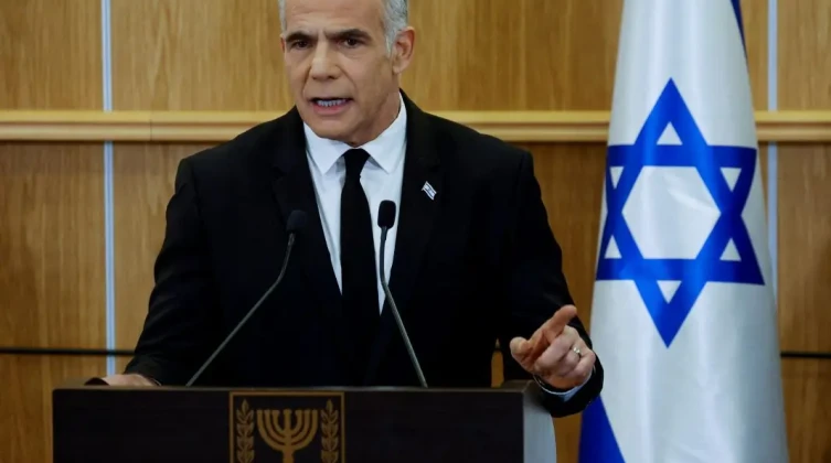 يائير لابيد يهاجم اتفاق التهدئة مع إيران