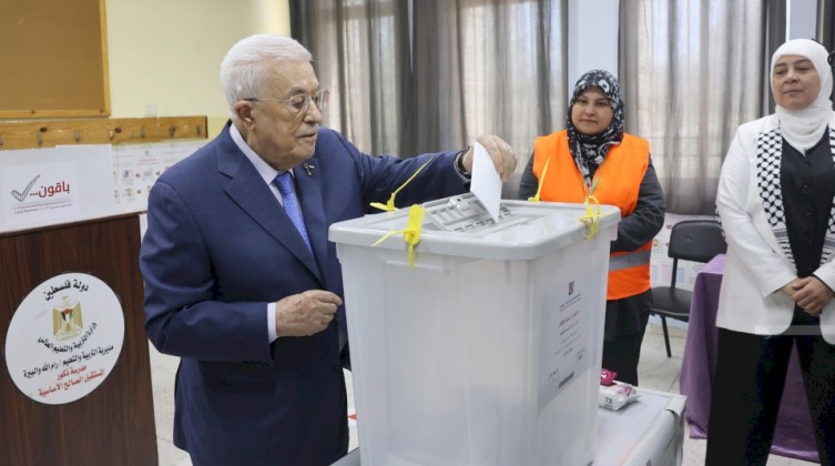 الرئيس عباس يدلي بصوته في الانتخابات المحلية بمدينة البيرة