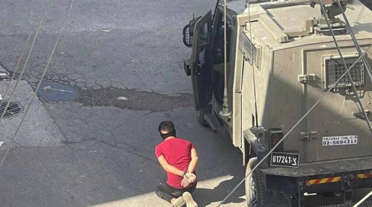 قوات الاحتلال تعتقل مواطنًا ونجله من الأغوار الشمالية