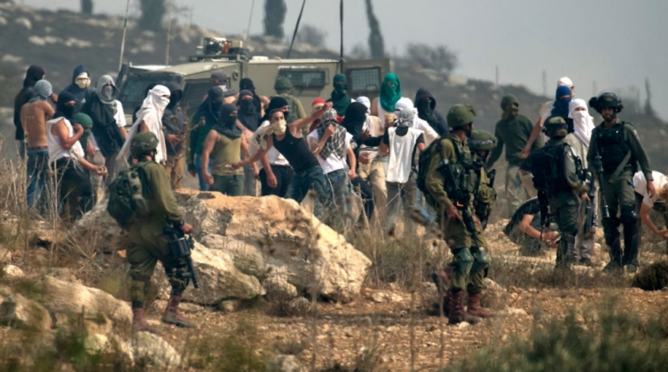 مستوطنون يهاجمون بركسا في بيتا جنوبي نابلس