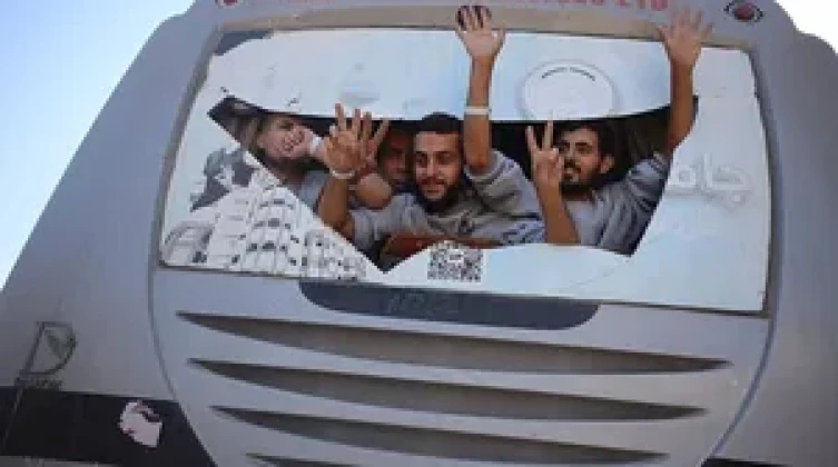 بالأسماء: الاحتلال يفرج عن 5 أسرى من غزة