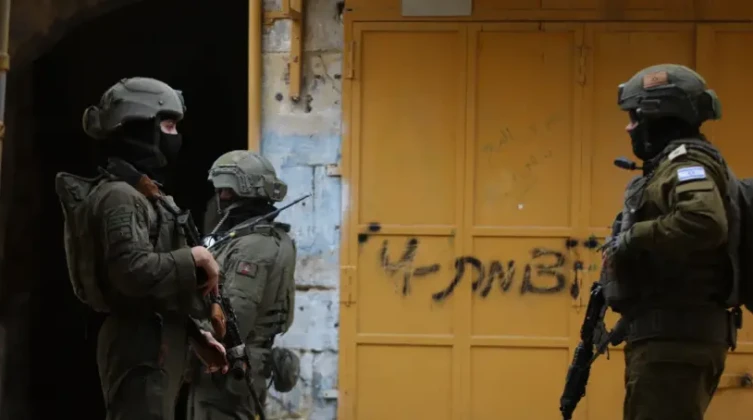 حملة اعتقالات واقتحامات واسعة لعدة مناطق بالضفة والقدس