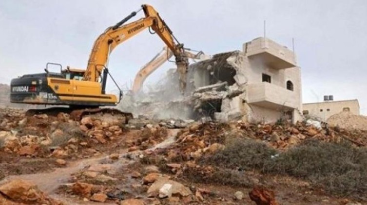الاحتلال يهدم مبنى في بيت أمر