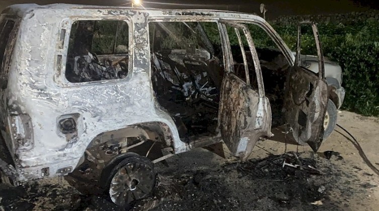 مستوطنون يحرقون مركبتين في يطا بالخليل