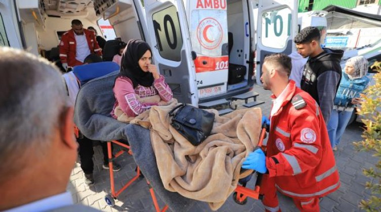 الهلال الأحمر: 700 مريض غادروا غزة.. و18 ألفًا في خطر